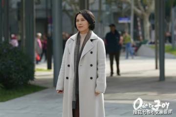 《歡樂頌4》何憫鴻結局被戚牧囚禁虐待,逃跑途中出車禍離世,何母氣成精神病