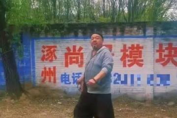 50歲知名演員一年無戲拍!回河北農村放羊種菜,鬍鬚花白乾勁十足