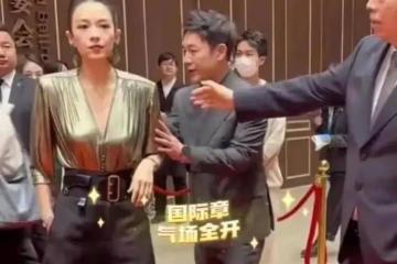 被成龍當眾灌酒，跟趙本山貼貼，跟外國男友沙灘玩嗨，章子怡好狠