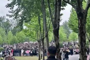 賣假貨、耍大牌,讓信陽學院學生等2小時,劉耕宏暴露本性不裝了