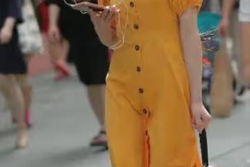 橘色連衣裙，飄逸靈動，顯出唯美的氛圍感