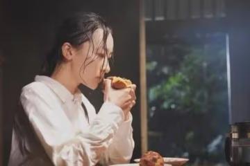 他俯身將我扔在床上,我用腿攬住他腰,一夜放縱他臉上大大的滿足