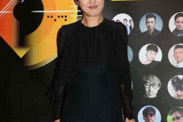辣媽連衣裙搭配黑色絲襪,楊千嬅的少婦風味,網友:有氣質