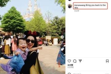 朱珠一家迪士尼度假，爸爸坐在地上陪玩，母女倆露同款梨渦超治癒