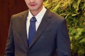 「醫界王陽明」辣妻正面曝光!網驚艷「美到發亮」摟S水蛇腰嬌羞放閃
