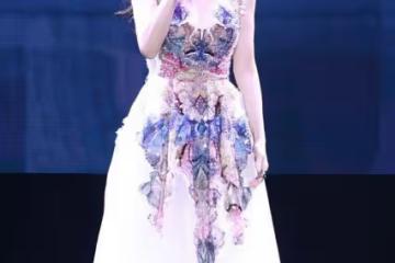 55歲周慧敏演唱會唱歌走調，高音上不去仍舊獲得大家掌聲