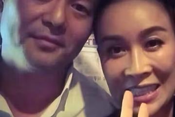 那英夫婦很般配，她雙手插兜走路像老闆娘，豪門老公像保安