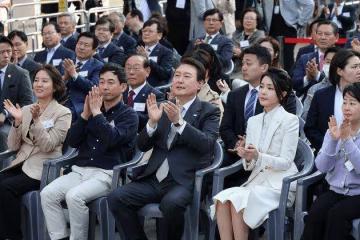 被韓國太太美化了！穿著純白的辮子西裝，抹著鼻子像個小姑娘