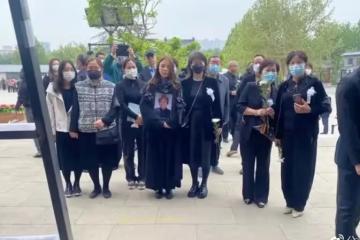 朱迅手捧遺像送別亡母！從小對朱迅不管不問，女兒患癌期間將其拋棄