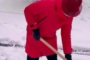 馮鞏拿鐵鍬上街為群眾鏟雪,戴小紅帽被認成大媽,當場變臉太尷尬