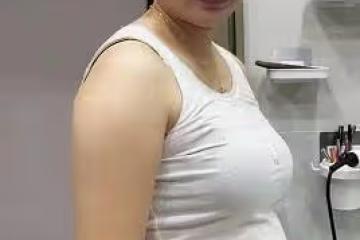 41歲草帽姐被疑懷二胎！穿緊身衣肚大如籮孕味十足，本人火速回應