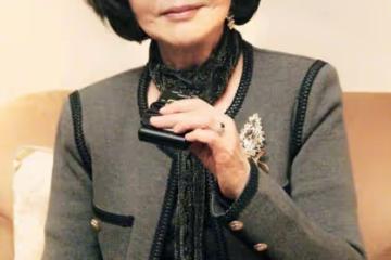 驚艷到78歲的歸亞蕾:短卷髮,簡潔大方的衣著,從容老去,氣質一流