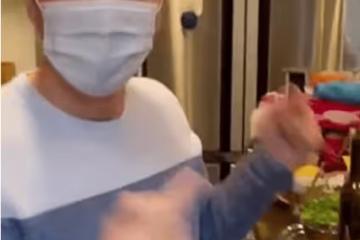 57歲甄子丹私下反差大，親手為老婆做飯，狂秀恩愛發表情要親親