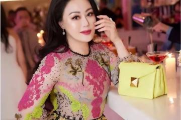 章小蕙不愧是「人間富貴花」，渾圓身材，穿碎花裙，依舊是名媛的樣子