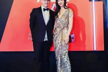 朱珠一襲銀色大V領連衣裙現身，166公分的比例卻讓人驚艷