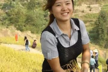 女人在娘家存私房錢，她落魄時索要，家人稱沒有此事，她磕頭後離去