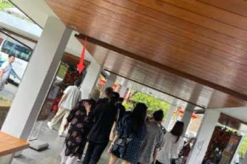 沈騰祖孫三代三亞度假，妻子奶奶風打扮比丈夫還壯碩，兒子大變樣