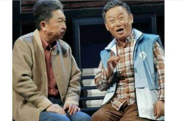 52歲還能被師父惦念,石富寬現身於謙話劇現場,馬未都作陪