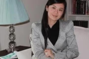 她曾是央視當紅主持，為嫁英國高管改國籍辭職，今離婚回國創業成功