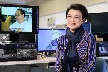 他們是央視主持夫婦，結婚幾十年恩愛如初，今一家三口生活幸福