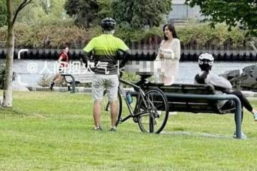 54歲王祖賢被偶遇,背影似少女,正臉明顯發福,網友:歲月無情