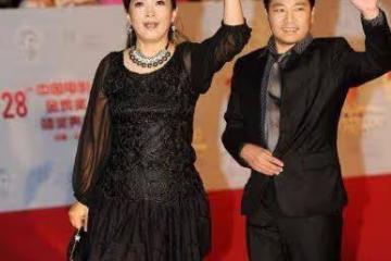 奶奶輩趕時髦不容易,61歲呂麗萍穿短裙配黑絲,卻被身材拖了後腿