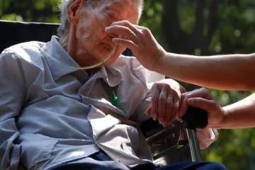 母親病重,女兒一面不見,誰知已經去世了,還打了五年錢