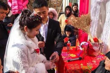 婆婆逼媳婦交工資卡,她不肯倆母子大打出手,去趟醫院,全家蒙