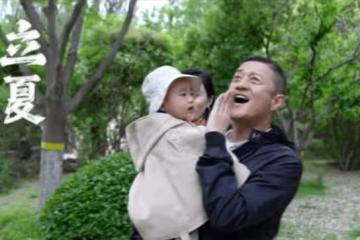 李亞鵬抱娃迎立夏,小院開墾種蔬菜被通知違法,菜苗全剷除太可惜