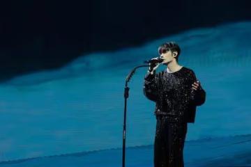 一場演唱會就把華晨宇的虛偽、張傑的土和李榮浩的混搭體現得淋漓盡致