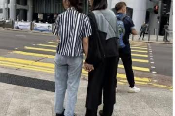 在香港偶遇孫莉多多，母女裝引發熱議，網友：多多打扮成小老太婆