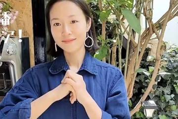 江一燕定居農村住瓦房，攜婆婆女兒摘桑葚，門口種桑樹被指不吉利