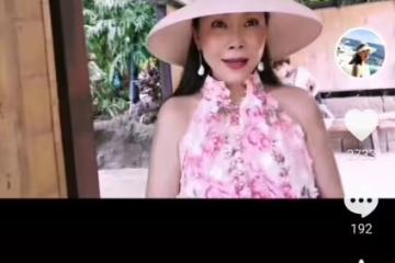 55歲田震定居海外近況曝光!露香肩鎖骨吸睛,學老虎叫俏皮似少女