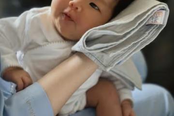 鄭愷前任程曉玥官宣產女，曬寶寶正臉，Ellary發量濃密笑容好治癒
