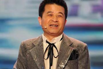 64歲畢福劍與友人爬山,汗水浸濕衣服臉頰鬆弛,被小伙搭肩不生氣