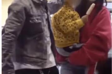 Baby上海機場出發,身穿黃色裙子秀大長腿,擺剪刀手心情愉悅