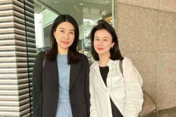 郭晶晶拎8萬愛馬仕出行,穿高跟美到女人味,霍啟剛公文包都磨損