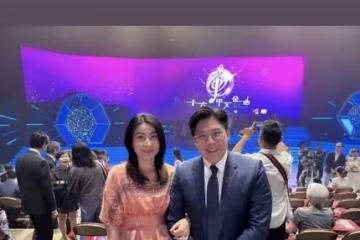 霍啟剛出席頒獎禮，郭晶晶為老公拍照似迷妹，依然用著5毛錢發圈
