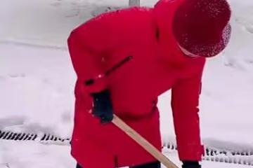 小品演員馮鞏上街鏟雪，被人誤認為大媽，臉色尷尬忙解釋