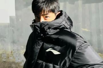 肖戰《夢中的那片海》拍戲遇到下雪，收工時玩雪，開心到模糊