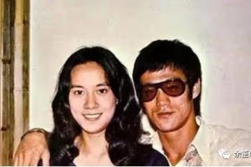 李小龍死在她家裡,向華強養她40年,丁佩真的不簡單