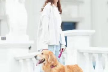 生活愜意！香港知名女星獨居北京萬尺豪宅，與愛狗相伴毫不孤單