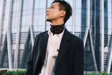 「訓哥」李現GQ盛典被粉絲追車,盤點那些年瘋狂粉絲們追過車的明星