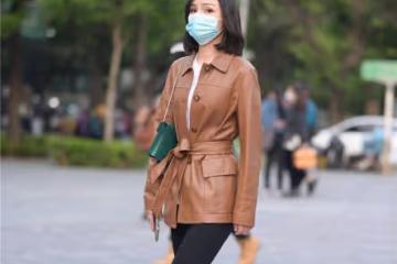 10厘米的尖頭細跟鞋,杏色百搭的款式,搭配黑色緊身褲和皮外套