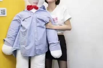 黑色絲襪搭配緊身短裙,秦嵐實力在線賣萌,網友:真可愛!