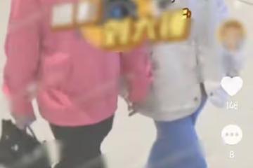 33歲女星疑曝新戀情！與神秘男摟抱同回小區，親密牽手似老夫老妻