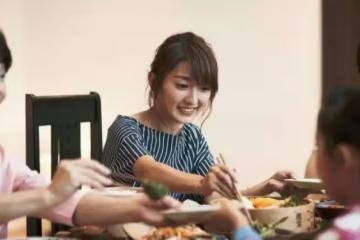 十萬彩禮被補貼給弟弟，女兒心痛：別指望我照顧你們了，等著哭吧