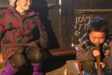 癱瘓婆婆天天罵兒媳婦不孝，給她端飯的孫子怒懟：不孝的是你兒子