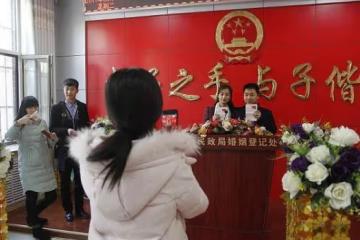 房車公婆買，媳婦逼婆婆給她弟買房，她不肯媳婦：不買房不生兒子