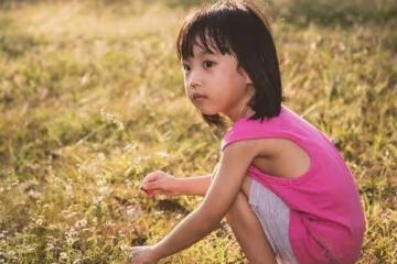 找後媽和親媽借錢，親媽給一千，後媽就給一袋蘋果，打開袋子哭了